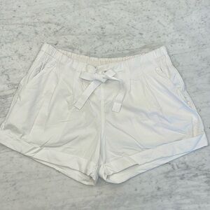Lululemon! Excellent condition, cuffed short with pockets and pleats!